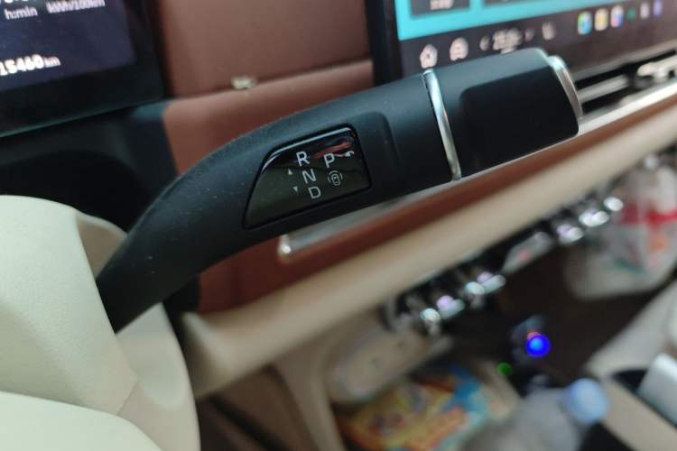 Used ORA Good Cat 2025 Model, 430 km Prestige Version Gear Lever