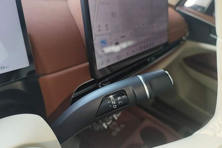 Used ORA Good Cat 2025 Model, 430 km Luxury Version Gear Lever