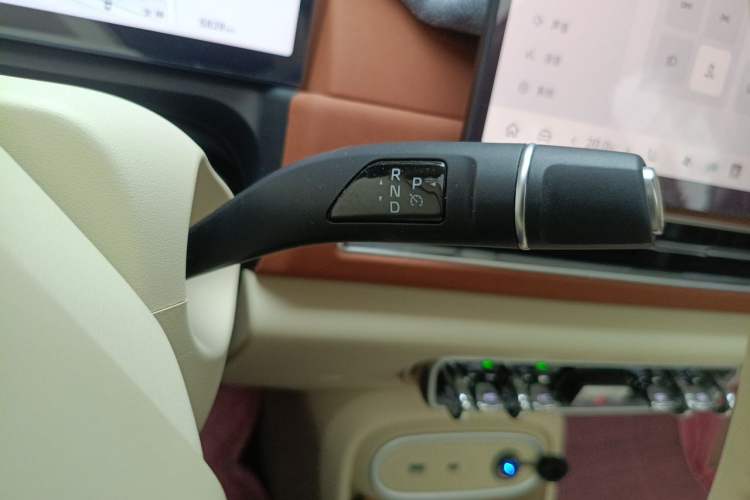 Used ORA Good Cat 2025 Model, 430 km Luxury Version Gear Lever