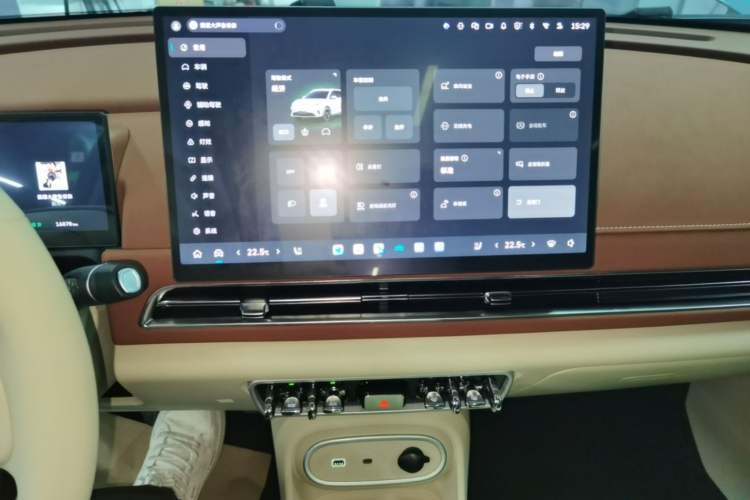 Used ORA Good Cat 2025 Model, 430 km Prestige Version Audio And AC Panel