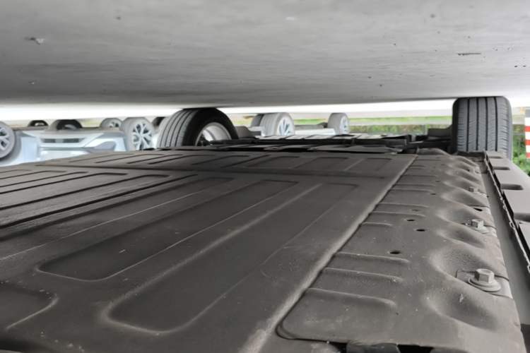 Used ORA Good Cat 2025 Model, 430 km Luxury Version Left Side Sill