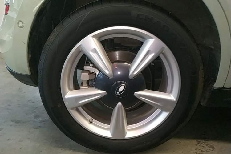 Used ORA Good Cat 2025 Model, 430 km Prestige Version Right Rear Wheel Hub