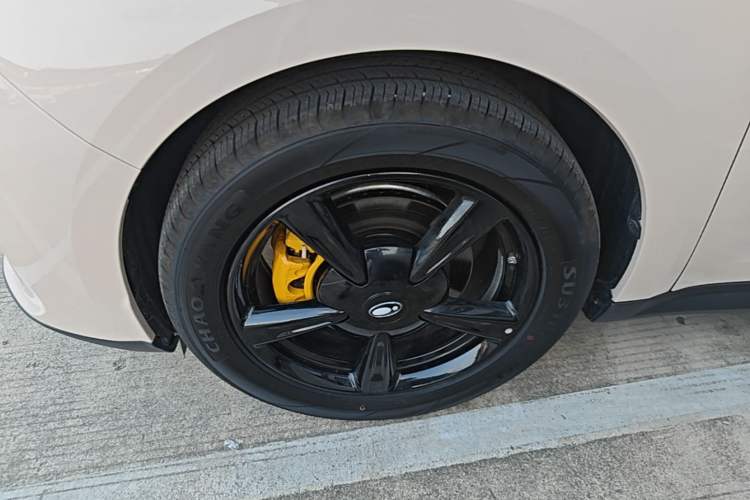 Used ORA Good Cat 2025 Model, 430 km Luxury Version Left Front Wheel Hub