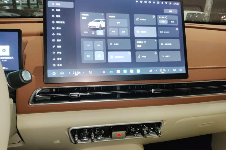 Used ORA Good Cat 2025 Model, 430 km Prestige Version Audio And AC Panel