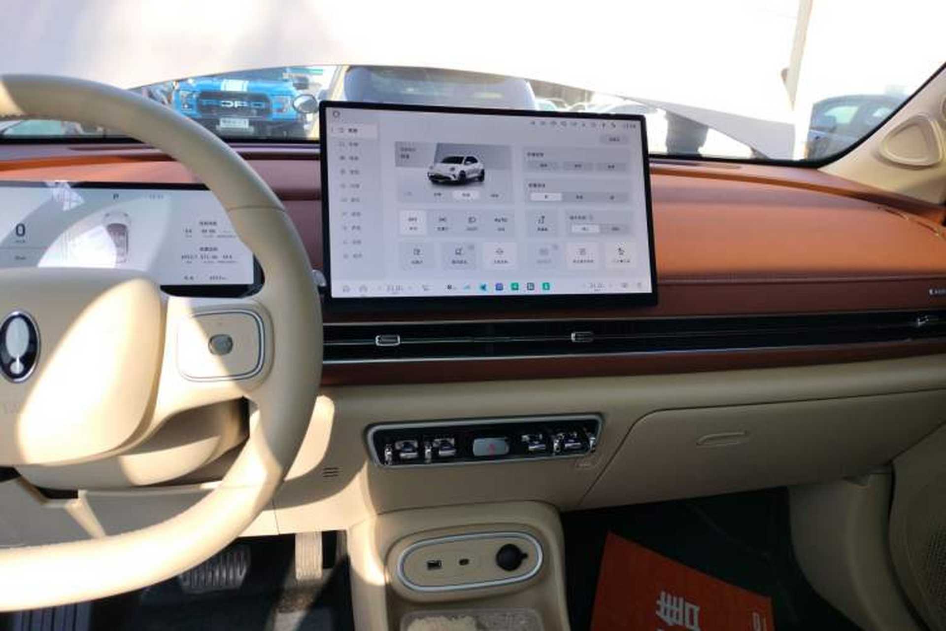 Used ORA Good Cat 2025 Model, 430 km Luxury Version Audio And AC Panel