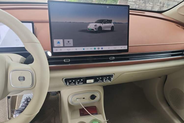 Used ORA Good Cat 2025 Model, 430 km Prestige Version Audio And AC Panel