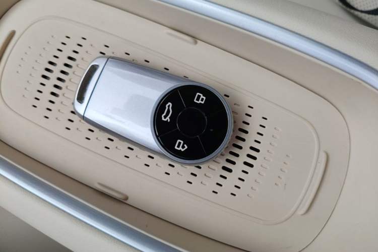 Used ORA Good Cat 2025 Model, 430 km Luxury Version Vehicle Key