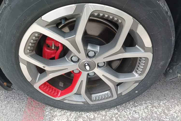 Used ORA Good Cat GT 2022 Mulan Edition 401 km Standard Range Left Front Wheel Hub