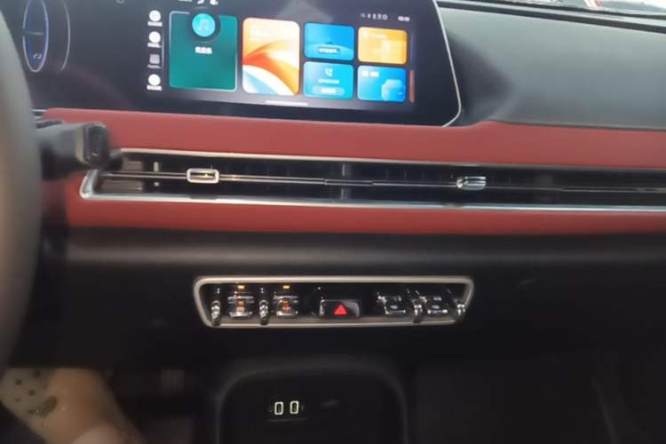 Used ORA Good Cat GT 2022 Mulan Edition 401 km Standard Range Audio And AC Panel