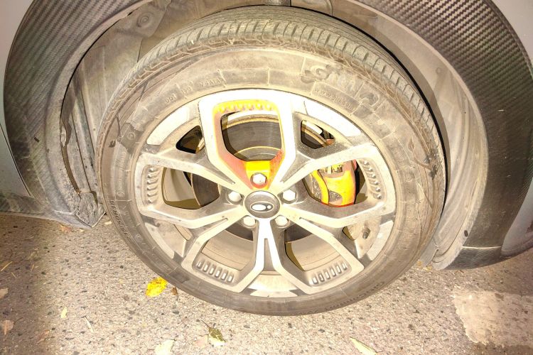 Used ORA Good Cat GT 2022 Mulan Edition 401 km Standard Range Right Front Wheel Hub