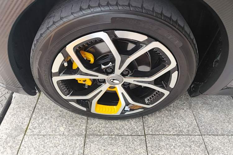 Used ORA Good Cat GT 2023 Mulan Edition 401km Prestige Version Left Front Wheel Hub