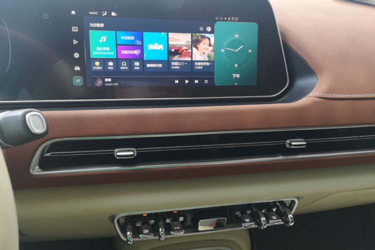 Used ORA Good Cat GT 2024 Mulan Edition 401 km Range Luxury Version 126 kW Audio And AC Panel
