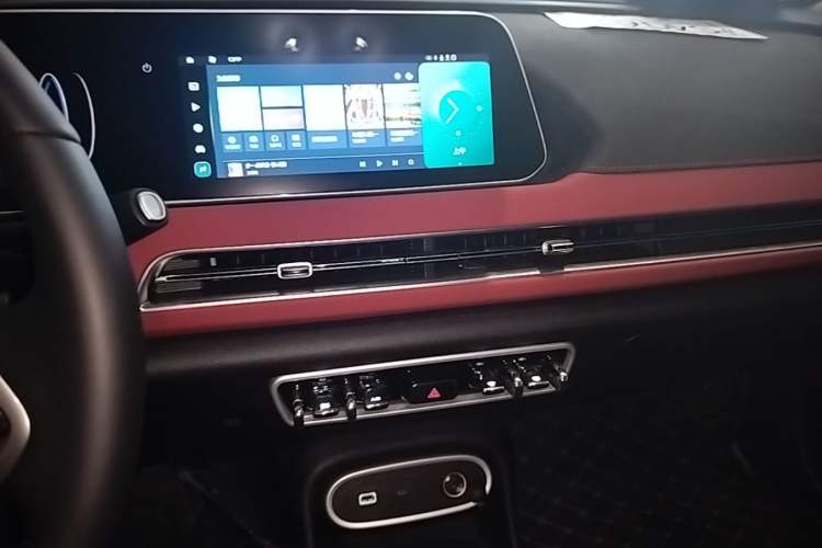 Used ORA Good Cat GT 2024 Mulan Edition 401km Luxury Version Audio And AC Panel