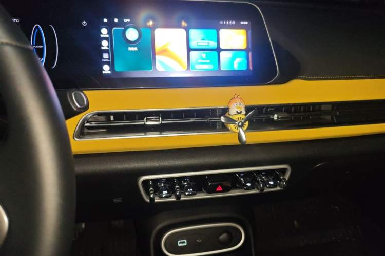 Used ORA Good Cat GT 2024 Mulan Edition 401 km Range Luxury Version 126 kW Audio And AC Panel
