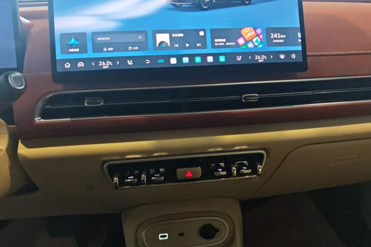 Used ORA Good Cat GT 2025 Model, Mulan Edition, 430km Prestige Version Audio And AC Panel