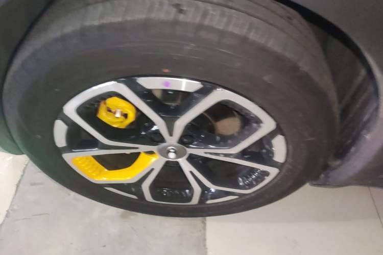 Used ORA Good Cat GT 2025 Model, Mulan Edition, 430km Prestige Version Left Front Wheel Hub