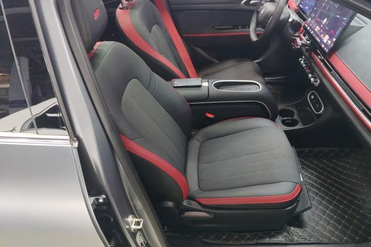 Used ORA Good Cat GT 2025 Model, Mulan Edition, 430km Luxury Version Right Front Seat