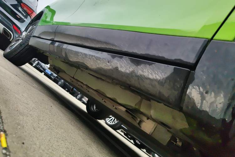 Used ORA iQ 2018 High-Range Model Ambitious Version Right Side Sill