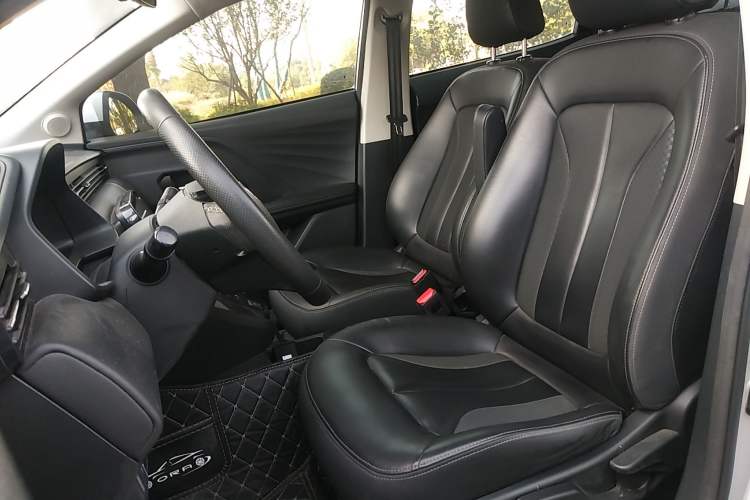 Used ORA iQ 2018 High-Range Version Smart Connectivity Model Left Front Seat