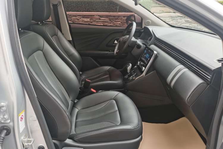 Used ORA iQ 2018 High-Range Model Smart Enjoyment Version Right Front Seat
