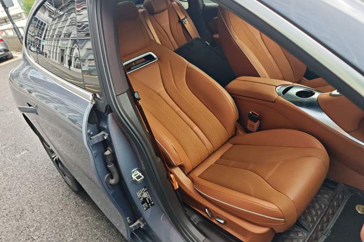 Used ORA Lightning Cat 2022 555 km Luxury Edition Right Front Seat