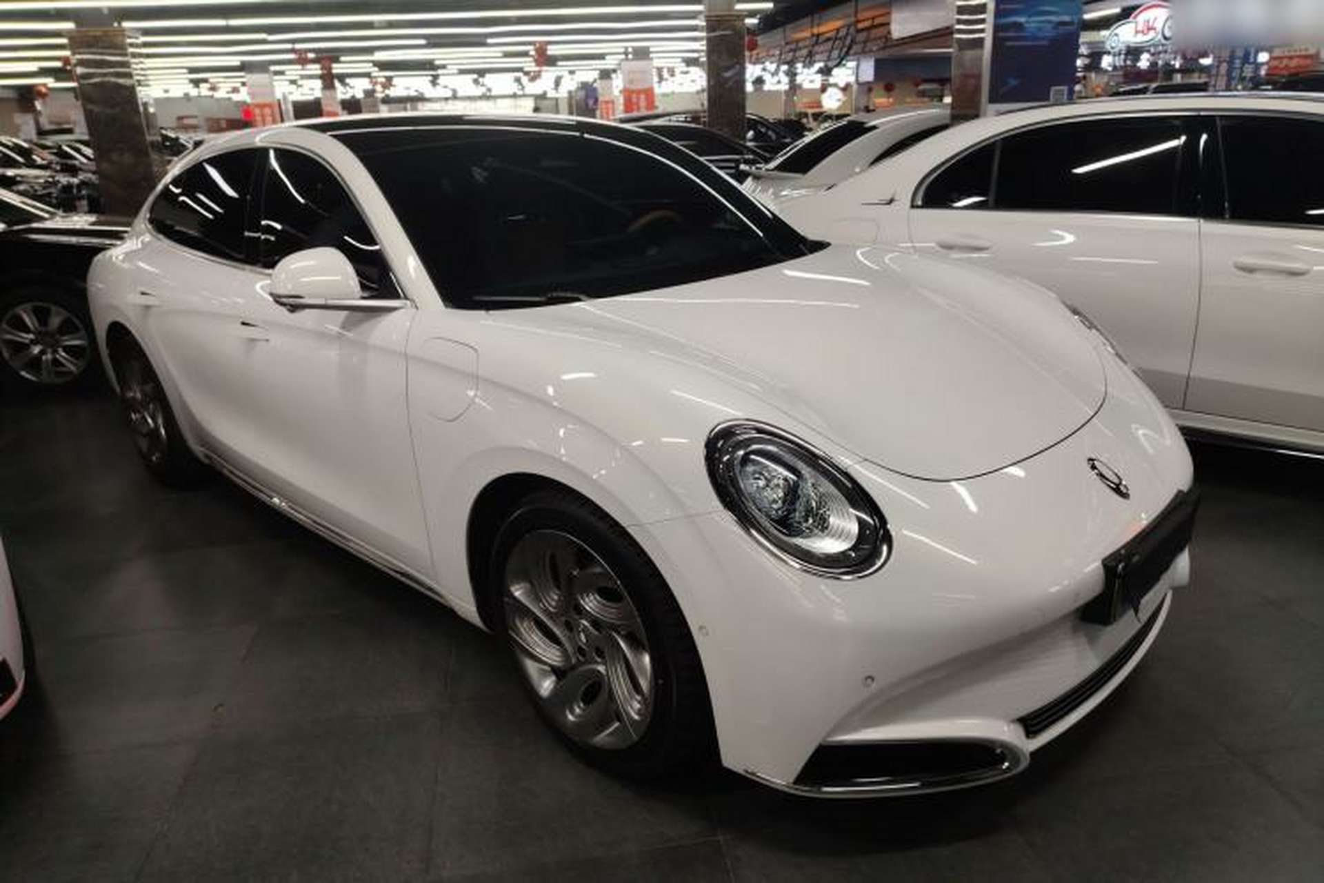Used ORA Lightning Cat 2022 555 km Luxury Edition Front Right 45 Deg