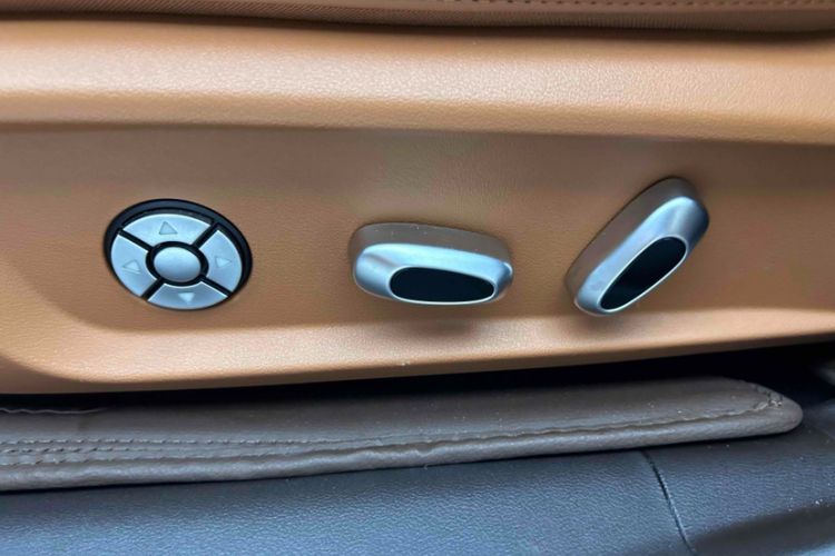 Used ORA Lightning Cat 2022 555 km Luxury Edition Interior 1