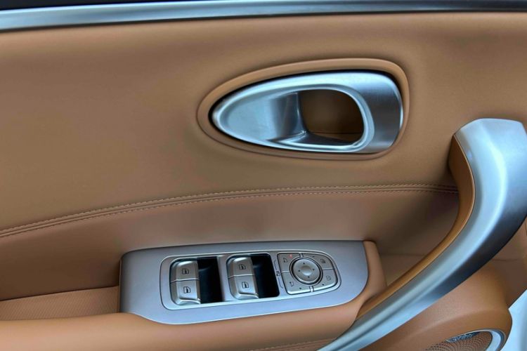 Used ORA Lightning Cat 2022 555 km Luxury Edition Interior 10