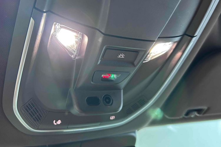 Used ORA Lightning Cat 2022 555 km Luxury Edition Interior 7