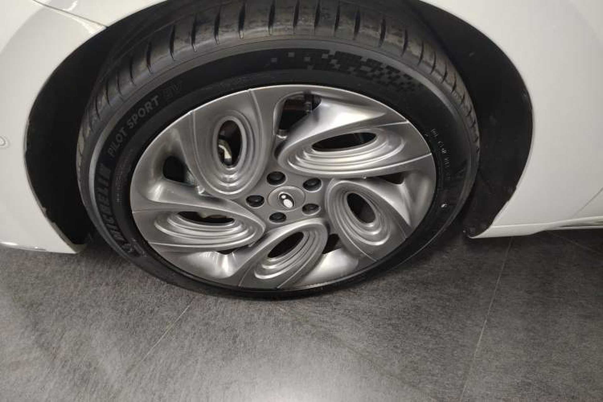 Used ORA Lightning Cat 2022 555 km Luxury Edition Left Front Wheel Hub
