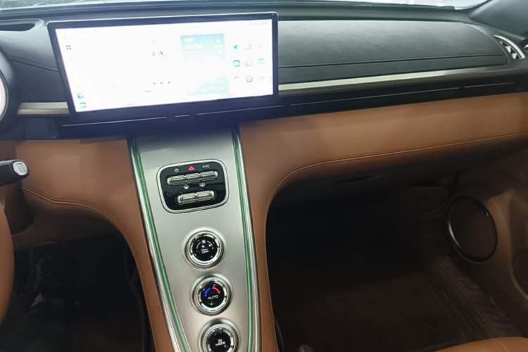 Used ORA Lightning Cat 2022 555 km Luxury Edition Audio And AC Panel