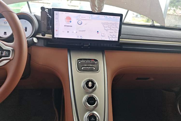 Used ORA Lightning Cat 2022 555 km Luxury Edition Audio And AC Panel