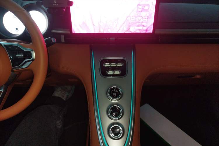 Used ORA Lightning Cat 2022 555 km Luxury Edition Audio And AC Panel