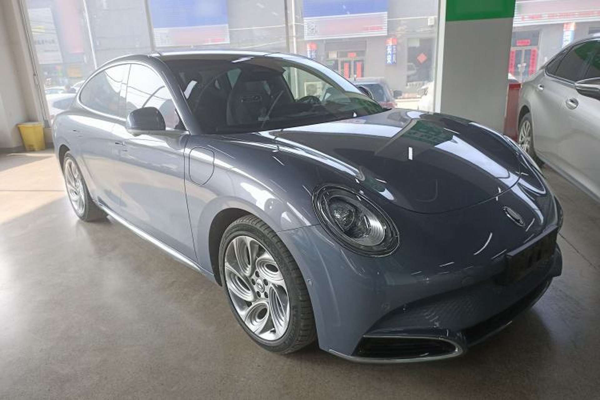 Used ORA Lightning Cat 2022 555 km Luxury Edition Front Right 45 Deg