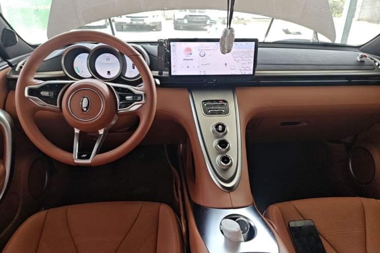 Used ORA Lightning Cat 2022 555 km Luxury Edition Center Console