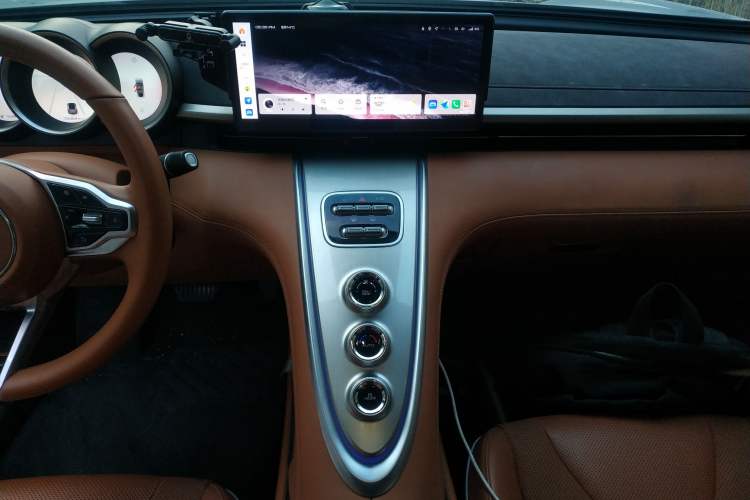 Used ORA Lightning Cat 2022 555 km Luxury Edition Audio And AC Panel