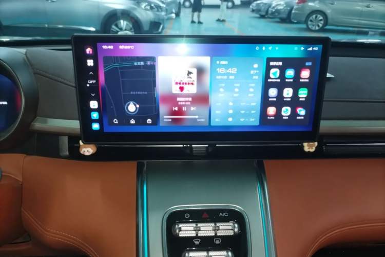 Used ORA Lightning Cat 2022 555 km Luxury Edition Audio And AC Panel