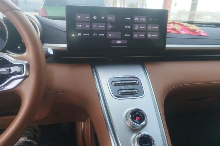 Used ORA Lightning Cat 2022 555 km Luxury Edition Audio And AC Panel