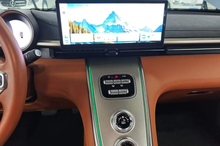 Used ORA Lightning Cat 2022 555 km Luxury Edition Audio And AC Panel