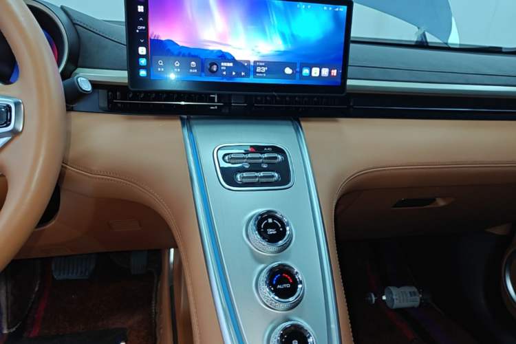 Used ORA Lightning Cat 2022 555 km Luxury Edition Audio And AC Panel