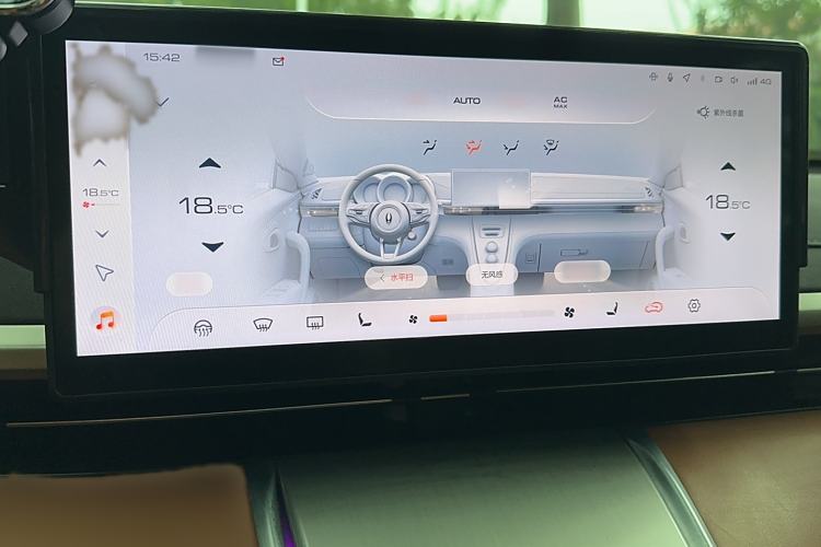 Used ORA Lightning Cat 2022 555 km Luxury Edition Audio And AC Panel