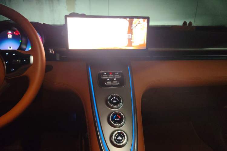 Used ORA Lightning Cat 2022 555 km Luxury Edition Audio And AC Panel