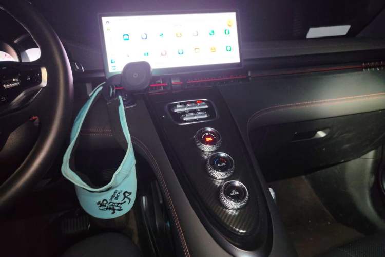 Used ORA Lightning Cat 2022 555 km Luxury Edition Audio And AC Panel