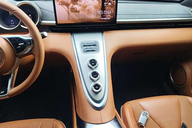 Used ORA Lightning Cat 2022 555 km Luxury Edition Audio And AC Panel