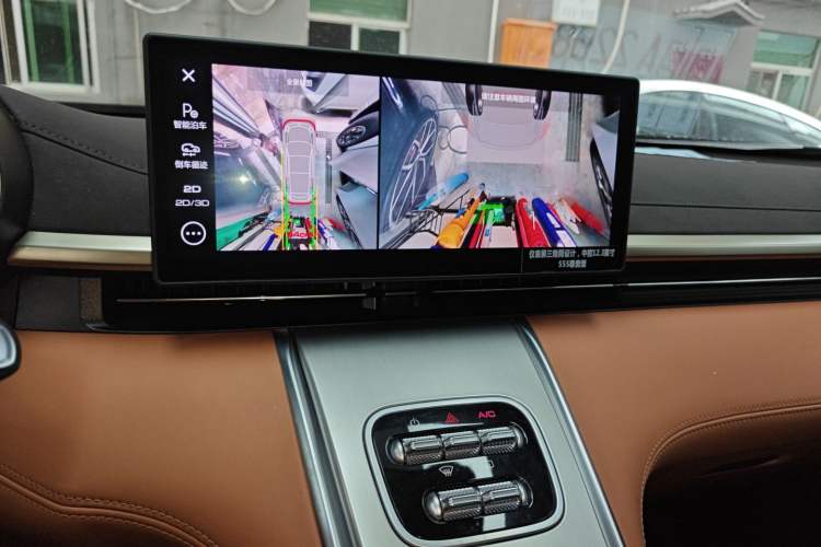 Used ORA Lightning Cat 2022 555 km Luxury Edition Audio And AC Panel