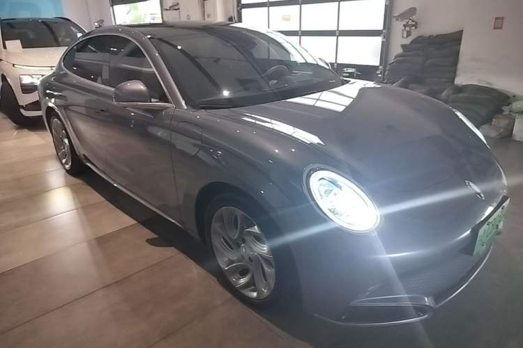 Used ORA Lightning Cat 2022 555 km Luxury Edition Front Right 45 Deg