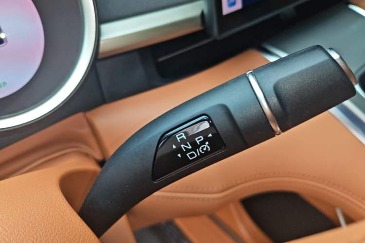 Used ORA Lightning Cat 2022 555 km Luxury Edition Gear Lever