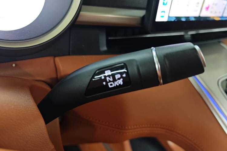 Used ORA Lightning Cat 2022 555 km Luxury Edition Gear Lever