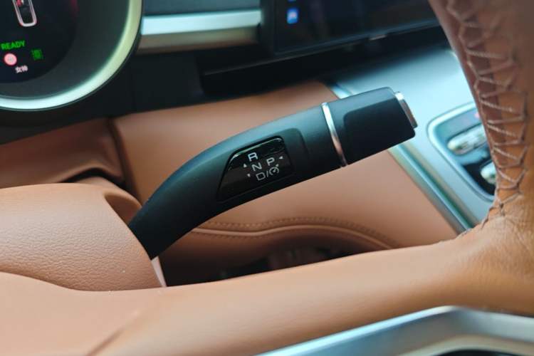 Used ORA Lightning Cat 2022 555 km Luxury Edition Gear Lever