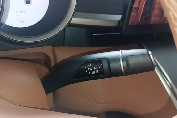 Used ORA Lightning Cat 2022 555 km Luxury Edition Gear Lever